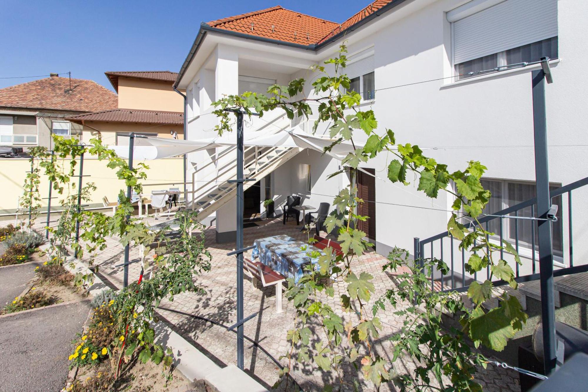 Deli Terasz A Apartman Free Parking, Self-Check-In Anytime Gyor Exterior photo